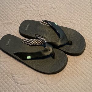 Sanyo Black and White Flip Flops